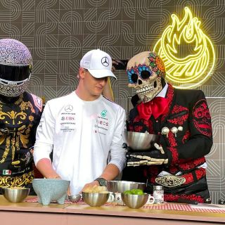 Piloto de Mercedes muestra sus habilidades en la cocina del Gran Premio de México
