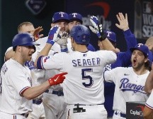 Ahora, este sábado vendrá el segundo capítulo de este Clásico de Otoño, mismo que volverá a tener como sede la casa de unos Rangers que buscan coronarse por primera ocasión. EFE / J. Mabanglo