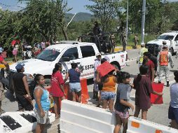 Debido a la emergencia y a las protestas por ayuda se instalaron retenes de la Guardia Nacional y la Policía local en las calles para mantener el orden. AP