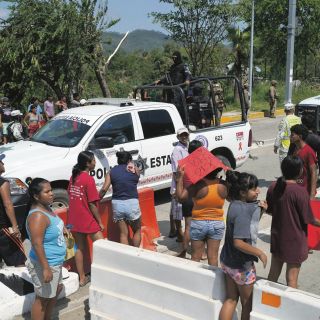 Bloquean caminos para exigir la ayuda oficial