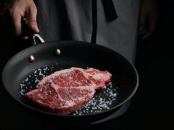 En “La revista del consumidor”, la PROFECO presenta un estudio denominado “Sartenes antiadherentes”.  UNSPLASH