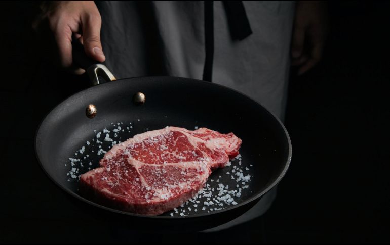 En “La revista del consumidor”, la PROFECO presenta un estudio denominado “Sartenes antiadherentes”.  UNSPLASH