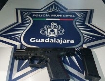 Tras asegurar la pistola, en el lugar encontraron cinco casquillos percutidos aparentemente calibre 9 milímetros. ESPECIAL/ Policía de Guadalajara