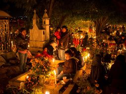 La llama de estas velas simboliza la fe, la luz y la esperanza, y cada una representa a un difunto. EFE / ARCHIVO