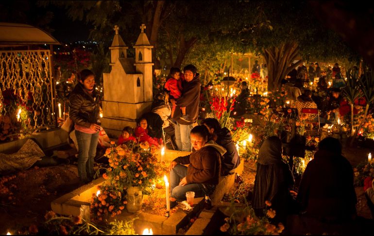 La llama de estas velas simboliza la fe, la luz y la esperanza, y cada una representa a un difunto. EFE / ARCHIVO