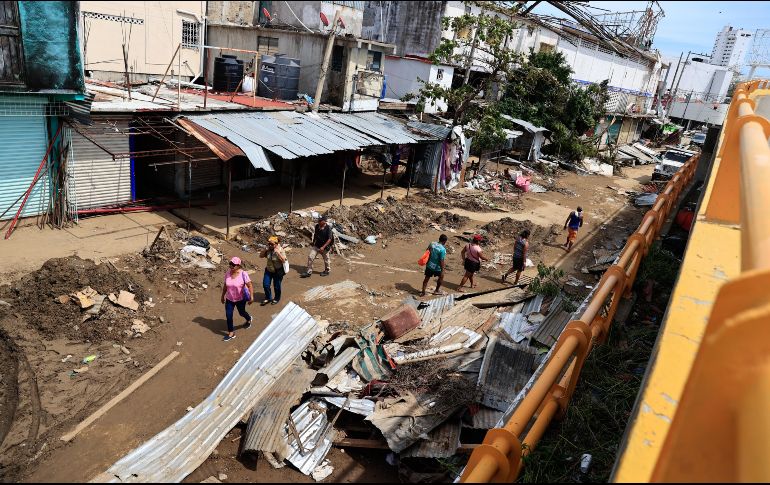 Se detalla que hay cinco refugios temporales con 278 personas en Acapulco y siete refugios temporales con mil 342 personas en Coyuca de Benítez, y que se atienden ocho planteles afectados por el fenómeno meteorológico. EFE / D. Guzmán