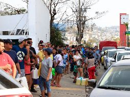 El líder del partido guinda informó que Morena cuenta con tres centros de acopio, desde los cuales ya se entregaron dos toneladas de apoyos a la Marina para las y los afectados. EFE / D. Guzmán