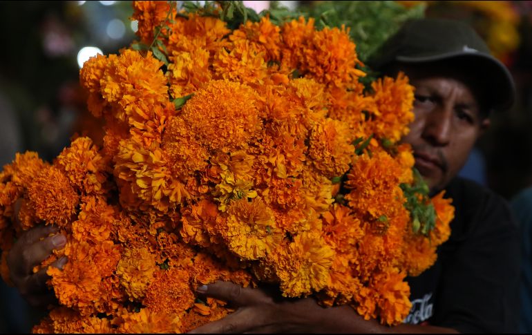 Los mexicanos preparan su tradicional altar para el Día de Muertos mientras afrontan una tasa de inflación menor a la de años anteriores. EFE.