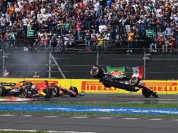 Tanto el Red Bull de Pérez como el Ferrari de Leclerc se enredaron en la curva, y cuando el coche del tapatío chocó con el neumático mientras intentaba girar, saltó bruscamente por la pista, dejando marcas del piso del RB19 en el circuito. SUN / S. Sánchez