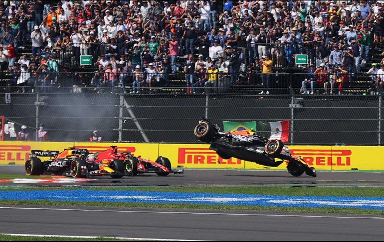 Tanto el Red Bull de Pérez como el Ferrari de Leclerc se enredaron en la curva, y cuando el coche del tapatío chocó con el neumático mientras intentaba girar, saltó bruscamente por la pista, dejando marcas del piso del RB19 en el circuito. SUN / S. Sánchez
