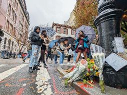 Fans de la serie “Friends” ponen flores afuera del edificio donde vivían los protagonistas. EFE