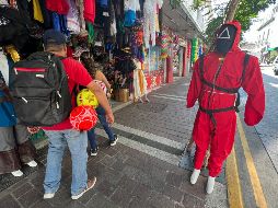 Si quieres impactar con el mejor disfraz para Halloween a un precio asequible, no dejes de visitar los comercios de la calle Juan Manuel. EL INFORMADOR / A. Navarro