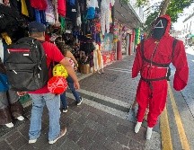 Si quieres impactar con el mejor disfraz para Halloween a un precio asequible, no dejes de visitar los comercios de la calle Juan Manuel. EL INFORMADOR / A. Navarro