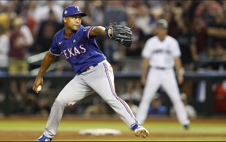 Los Rangers obtuvieron ventaja en el Clásico de Otoño por dos juegos a uno (2-1). EFE/ J. MABANGLO.