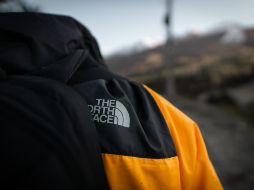 Una de las marcas más reconocidas en este tipo de prendas es nada más y nada menos que North Face, la cual suelen utilizarse en países donde llega a nevar como Estados Unidos y Canadá. Unsplash