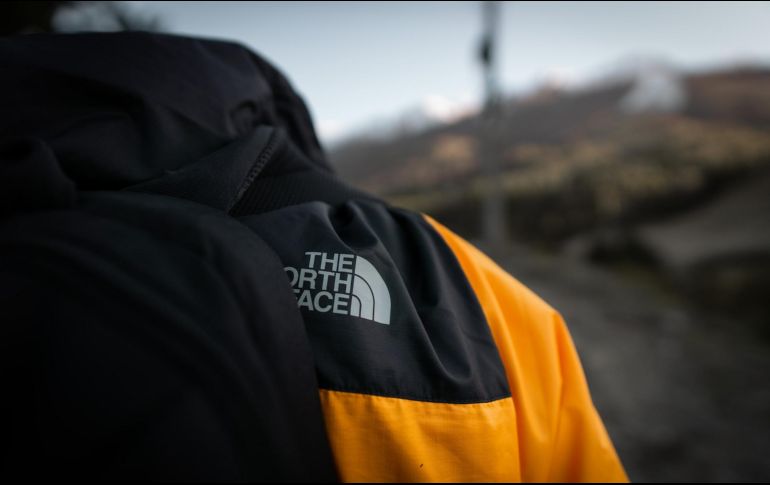 Una de las marcas más reconocidas en este tipo de prendas es nada más y nada menos que North Face, la cual suelen utilizarse en países donde llega a nevar como Estados Unidos y Canadá. Unsplash