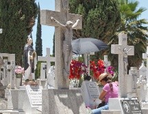 Desde este día y el 2 de noviembre, son jornadas en las que los panteones se inundan de gente para visitar y recordar a los seres queridos. El INFORMADOR / ARCHIVO