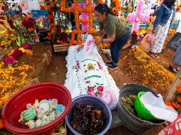 Mañana es 2 de noviembre, Día de Muertos. Una celebración arraigada en México que invita a las familias a visitar los panteones del país y rendir tributo a los difuntos. SUN / ARCHIVO