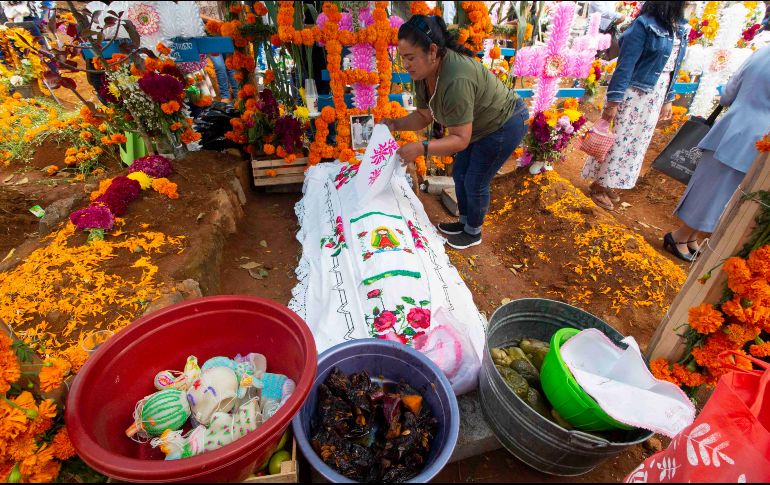 Mañana es 2 de noviembre, Día de Muertos. Una celebración arraigada en México que invita a las familias a visitar los panteones del país y rendir tributo a los difuntos. SUN / ARCHIVO
