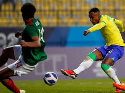 El brasileño Marcus Oliveira, derecha, dispara ante la marca de Antonio Leone, que terminó haciendo autogol. AP/M.Castillo