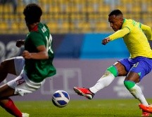 El brasileño Marcus Oliveira, derecha, dispara ante la marca de Antonio Leone, que terminó haciendo autogol. AP/M.Castillo