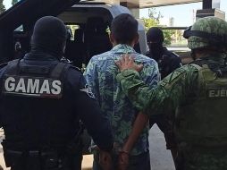 Las personas usaban un artefacto que aparentemente se utiliza para moler marihuana, por lo que los uniformados les realizaron una inspección conforme al protocolo. CORTESÍA