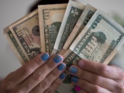 Según un reporte del medio Bloomberg, el dólar comenzó la jornada de hoy por debajo de los 18 pesos. EFE / ARCHIVO