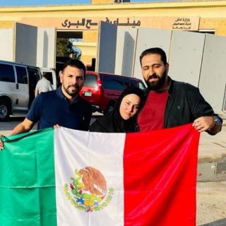 La mexicana Bárbara Lango y su esposo salen de la Franja de Gaza