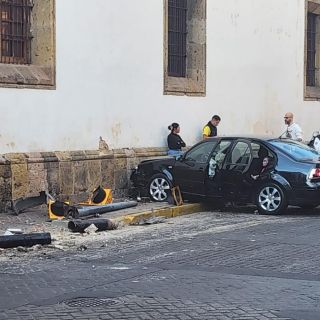 Se estrella vehículo en Centro Histórico de Guadalajara