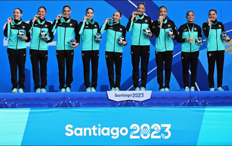 Selección mexicana de natación artística, en lo alto del podio en Santiago 2023. AFP / P. Vera