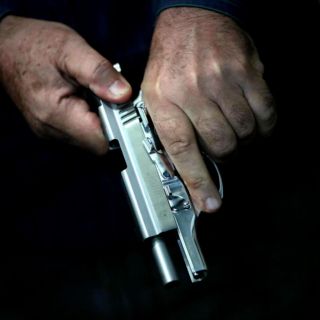 Dispara a quemarropa a un hombre durante discusión en billar (VIDEO)