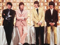Foto tomada el 29 de junio de 1966 en la cual se muestra a los miembros de The Beatles, (de izquierda a derecha) Paul McCartney, John Lennon, Ringo Starr y George Harrison ofreciendo una conferencia de prensa en Tokio. AFP