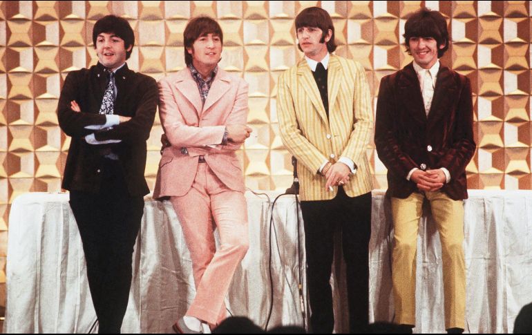 Foto tomada el 29 de junio de 1966 en la cual se muestra a los miembros de The Beatles, (de izquierda a derecha) Paul McCartney, John Lennon, Ringo Starr y George Harrison ofreciendo una conferencia de prensa en Tokio. AFP