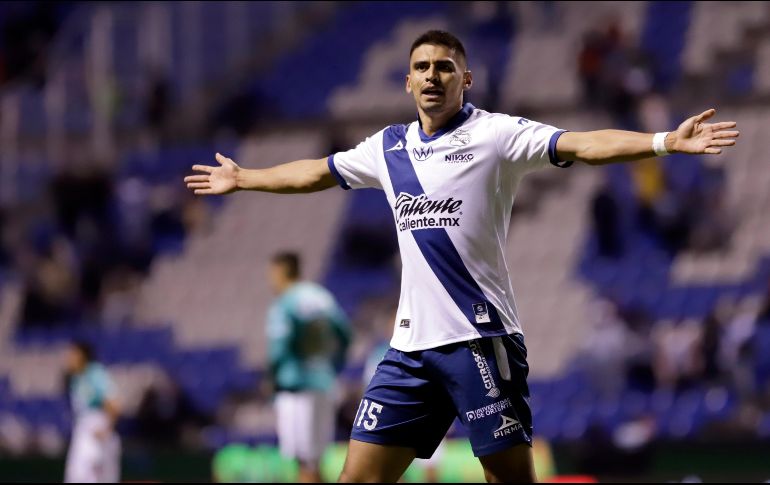Guillermo Martínez aportó tres goles a la victoria del Puebla, que está cerca del play-in. EFE/H. Ríos
