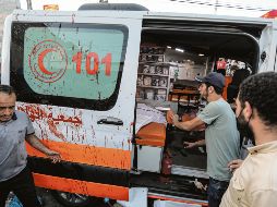 Un avión de combate israelí atacó a una ambulancia en una puerta del Complejo Médico Shifa, en la Ciudad de Gaza. XINHUA