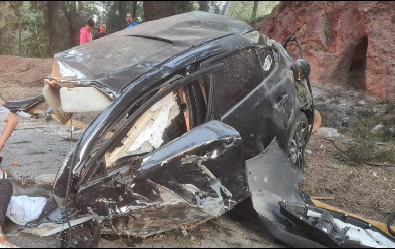 Un joven de 19 años, quien viajaba en el vehículo, está en calidad de lesionado.ESPECIAL / Bomberos de Guadalajara