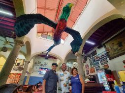 De izquierda a derecha: David Vidaurri, Sajid Cervantes y María Luisa Partida posan con el alebrije. EL INFORMADOR/E. Esparza