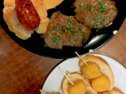 Diversidad de pinxtos. Setas, chorizo y croquetas de bacalao, parte de la oferta del Bar Bacaicoa. EL INFORMADOR/F. González