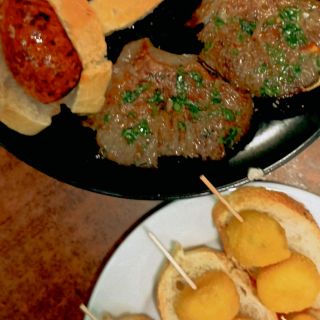 Emprende la ruta de los pintxos y txakolin