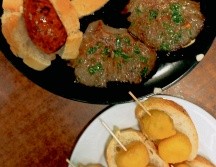 Diversidad de pinxtos. Setas, chorizo y croquetas de bacalao, parte de la oferta del Bar Bacaicoa. EL INFORMADOR/F. González