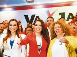 Diana González (PAN), Laura Haro (PRI) y Natalia Juárez (PRD) firmaron ayer el convenio de coalición ante el INE y el IEPC. ESPECIAL
