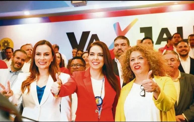 Diana González (PAN), Laura Haro (PRI) y Natalia Juárez (PRD) firmaron ayer el convenio de coalición ante el INE y el IEPC. ESPECIAL