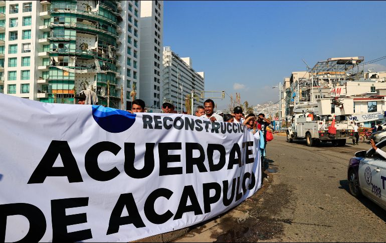 López Obrador también detalló que a partir de mañana también se comenzará a dispersar las pensiones para adultos mayores y personas con discapacidad. EFE / D. Guzmán