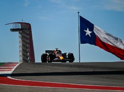 De acuerdo con la información que la escudería presentó ante la FIA, Checo Pérez habría incurrido en múltiples ocasiones en una falta por pasar los límites de pista y estos, de acuerdo con Haas, quedaron impunes. AFP / ARCHIVO