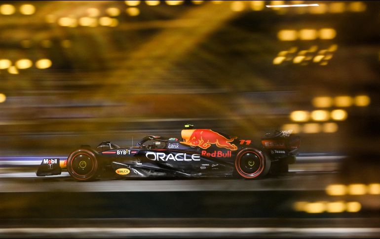 El mexicano Sergio ''Checo'' Pérez correrá su carrera 21 de 2023 con Red Bull en el GP de Las Vegas. AFP / ARCHIVO