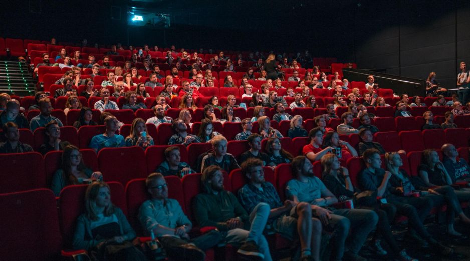 Disfruta de tu película esperada en tu sala de cine favorita. ESPECIAL/Photo by Krists Luhaers on Unsplash.