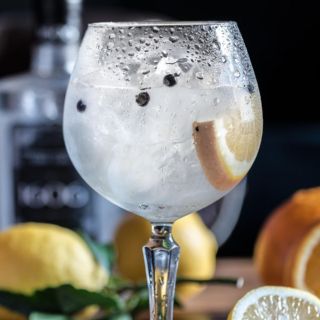 Conoce cuáles son los cócteles que saben mejor si los tomas en un avión