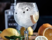 Una vez abordando el avión, lo mejor que puedes hacer es relajarte y lo mejor es hacerlo tomando una deliciosa bebida. unsplash