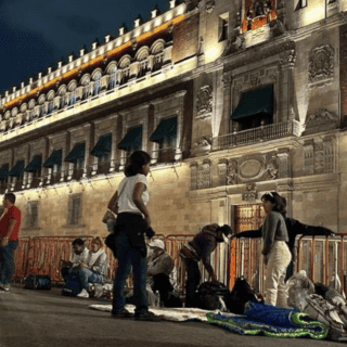 Acapulqueños pernoctarán frente al Palacio Nacional: buscan ser escuchados en La Mañanera