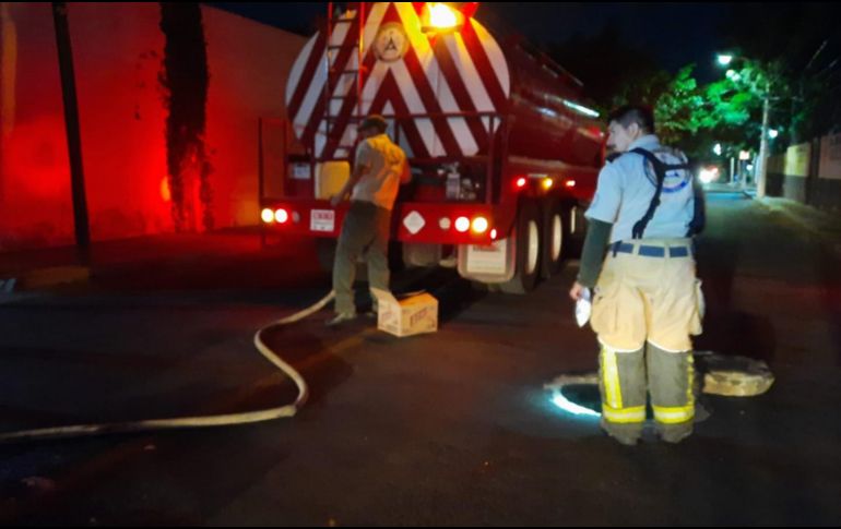 Bomberos y personal del SIAPA también revisan ductos del drenaje en Zapopan. ESPECIAL/Protección Civil Zapopan